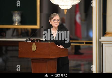 ©Yassine Mahjoub/MAXPPP - primo Ministro Najla Bouden che presta giuramento davanti al presidente del Palazzo Cartagine.... Lunedì 11 ottobre la Tunisia ha adottato un nuovo governo, undici settimane dopo la cacciata del precedente gabinetto da parte del presidente KavØs SavØed, che ha assunto pieni poteri il 25 luglio. "Il Presidente della Repubblica promulga un decreto che nomina il capo di governo e i suoi membri", ha affermato la Presidenza in una dichiarazione poco prima della trasmissione televisiva ufficiale della cerimonia di giuramento. In un discorso durante il giuramento, il primo ministro di 63 anni Najla Bouden ha detto che ' Foto Stock