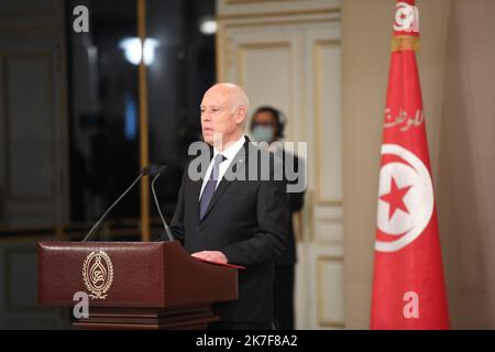 ©Yassine Mahjoub/MAXPPP - Discorso del presidente al palazzo di Cartagine.... Lunedì 11 ottobre la Tunisia ha adottato un nuovo governo, undici settimane dopo la cacciata del precedente gabinetto da parte del presidente KavØs SavØed, che ha assunto pieni poteri il 25 luglio. "Il Presidente della Repubblica promulga un decreto che nomina il capo di governo e i suoi membri", ha affermato la Presidenza in una dichiarazione poco prima della trasmissione televisiva ufficiale della cerimonia di giuramento. In un discorso durante il giuramento, il primo ministro Najla Bouden, di 63 anni, ha affermato che "la lotta contro la corruzione sarà la Foto Stock