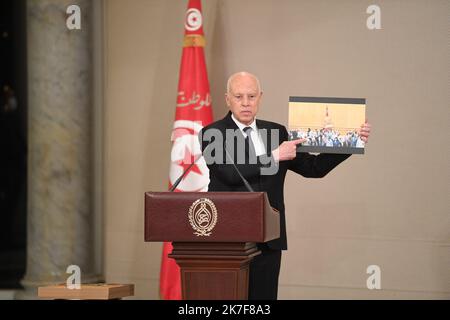 ©Yassine Mahjoub/MAXPPP - Discorso del presidente al palazzo di Cartagine.... Lunedì 11 ottobre la Tunisia ha adottato un nuovo governo, undici settimane dopo la cacciata del precedente gabinetto da parte del presidente KavØs SavØed, che ha assunto pieni poteri il 25 luglio. "Il Presidente della Repubblica promulga un decreto che nomina il capo di governo e i suoi membri", ha affermato la Presidenza in una dichiarazione poco prima della trasmissione televisiva ufficiale della cerimonia di giuramento. In un discorso durante il giuramento, il primo ministro Najla Bouden, di 63 anni, ha affermato che "la lotta contro la corruzione sarà la Foto Stock