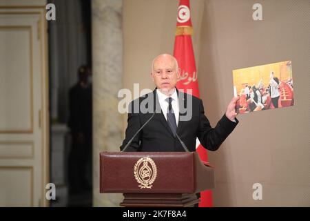 ©Yassine Mahjoub/MAXPPP - Discorso del presidente al palazzo di Cartagine.... Lunedì 11 ottobre la Tunisia ha adottato un nuovo governo, undici settimane dopo la cacciata del precedente gabinetto da parte del presidente KavØs SavØed, che ha assunto pieni poteri il 25 luglio. "Il Presidente della Repubblica promulga un decreto che nomina il capo di governo e i suoi membri", ha affermato la Presidenza in una dichiarazione poco prima della trasmissione televisiva ufficiale della cerimonia di giuramento. In un discorso durante il giuramento, il primo ministro Najla Bouden, di 63 anni, ha affermato che "la lotta contro la corruzione sarà la Foto Stock