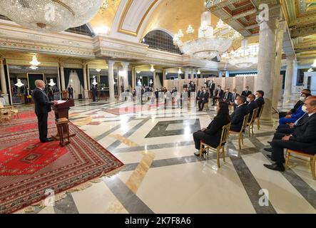 ©Yassine Mahjoub/MAXPPP - Discorso del presidente al palazzo di Cartagine.... Lunedì 11 ottobre la Tunisia ha adottato un nuovo governo, undici settimane dopo la cacciata del precedente gabinetto da parte del presidente KavØs SavØed, che ha assunto pieni poteri il 25 luglio. "Il Presidente della Repubblica promulga un decreto che nomina il capo di governo e i suoi membri", ha affermato la Presidenza in una dichiarazione poco prima della trasmissione televisiva ufficiale della cerimonia di giuramento. In un discorso durante il giuramento, il primo ministro Najla Bouden, di 63 anni, ha affermato che "la lotta contro la corruzione sarà la Foto Stock