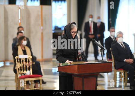 ©Yassine Mahjoub/MAXPPP - primo Ministro Najla Bouden che presta giuramento davanti al presidente del Palazzo Cartagine.... Lunedì 11 ottobre la Tunisia ha adottato un nuovo governo, undici settimane dopo la cacciata del precedente gabinetto da parte del presidente KavØs SavØed, che ha assunto pieni poteri il 25 luglio. "Il Presidente della Repubblica promulga un decreto che nomina il capo di governo e i suoi membri", ha affermato la Presidenza in una dichiarazione poco prima della trasmissione televisiva ufficiale della cerimonia di giuramento. In un discorso durante il giuramento, il primo ministro di 63 anni Najla Bouden ha detto che ' Foto Stock