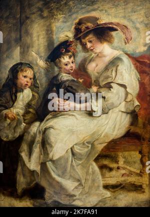 ©Active Museu/MAXPPP - ActiveMuseum 0003159.jpg / Helene Fourment, la deuxieme femme de l'artiste et leurs enfants, Clara, Joanna et Frans, 1636 - Pierre Paul Rubens Huile sur bois 1636 - / Pierre Paul Rubens / Peinture Active Museum / le Pictorium 3 persone, Aprile, artista, cappello, Bambino, capelli lisci (biondi), Ritratto familiare, Feather, capelli, mani incrociate, Kepi, ginocchia, abito lungo, taglio basso, Pittore, capelli rossi, secondo, sit (verbo), verticale, moglie ,Donna ,cappello delle donne ,Clara Johanna ,Frans (Francis) ,Helena Fourment ,17th ° secolo,Peter Paul Rubens ,Pittura , Foto Stock