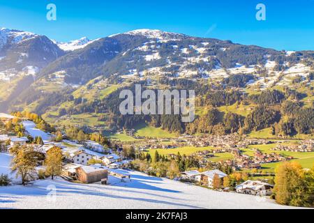 Sopra Zell am Ziller nella zona di Zillertal in autunno soleggiato, Austria Foto Stock