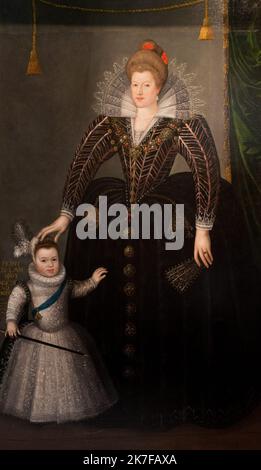 ©Active Museu/MAXPPP - ActiveMuseum 0005760.jpg / Marie de Medicis et le Dauphin Louis XIII 1603 - / Charles Martin / Peinture Active Museum / le Pictorium Black woman(), Blanche, Bambino, Abbigliamento, Tenda, Dolphin, Abito, Famiglia, scatto a tutta lunghezza, sfondo grigio, ventilatore a mano, Kingship, Lace, Luigi XIII, Medici (famiglia), vestito, Ritratto, posa ,Ruff ,verticale ,Donna ,Marie de Medici ,17th ° secolo ,Charles Martin ,Pittura , Foto Stock
