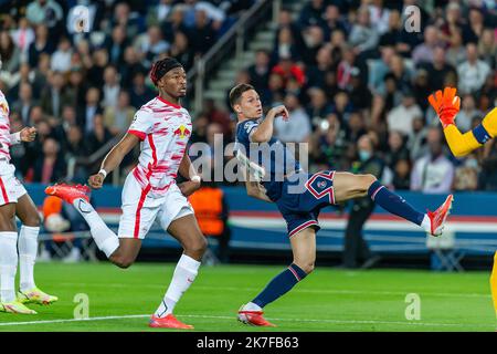 ©Denis TRASFI/MAXPPP - (C) Denis TRASFI / MAXPPP - à Boulogne-Billancourt au Parc des Princes le 19-10-2021 - UEFA Ligue des Champions, Phase de Groupe A - Paris Saint Germain - Leipzig - Julian Draxler Foto Stock