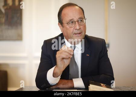 ©PHOTOPQR/LE PARISIEN/olivier corsan ; Paris ; 18/10/2021 ; Paris, France, le 18 ottobre 2021. Ancien président de la République, publique un nouveau livre à quelques mois de l'élection présidentielle. - Parigi, Francia, ottobre 18th 2021. L'ex presidente francese Francois Hollande al suo ufficio Foto Stock
