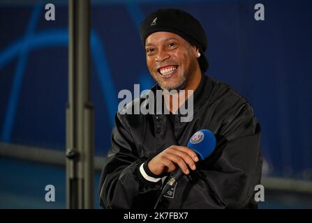 ©Julien Mattia / le Pictorium/MAXPPP - Portrait de la legende du football, Ronaldinho lors du match PSG RB Leipzig au Parc des Princes, le 19 ottobre 2021 Foto Stock