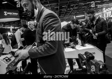 ©Michael Bunel / le Pictorium/MAXPPP - Plusieurs personnes essayent des armes sur le stand IWI, Israel Weapon Industries, anciennement la Division Magen de Israel Military Industries Ltd est un fabricant d'armes a feu israelien. Salone Milipol. 21 ottobre 2021. Villepinte. Francia. Foto Stock