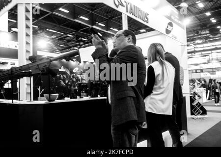 ©Michael Bunel / le Pictorium/MAXPPP - un visiteur du salon Milipol essaye une arme sur le stand Taurus, l'un des leaders resilien de l'armement. 21 ottobre 2021. Villepinte. Francia. Foto Stock