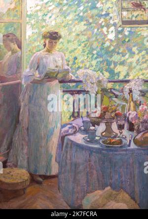 ©Active Museu/MAXPPP - ActiveMuseum 0006206.jpg / Jeune femme lisant ou la Dame au balcon, le peintre combine deux genres accademia dans cette toile, le portrait et la nature morte avec la coupé de fruits, Allusion aux oeuvres de Cezanne / Henry Ottman / Peinture Active Museum / le Pictorium 20 a 40 anni donna ,Bird ,Cage ,poggiapiedi ,tiro a tutta lunghezza ,sfondo verde ,Impressionismo ,Still-life (composizione) ,tavolo ,verticale ,vestito bianco ,finestra ,19th ° secolo ,Henry Ottman ,Pittura , Foto Stock