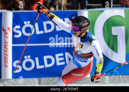 ©Pierre Teyssot/MAXPPP ; Coppa del mondo di sci alpino 2021-2022 - focolaio di coronavirus. 1st uomini Slalom gigante, gara di apertura come parte della Coppa del mondo di sci alpino a Solden il 24 ottobre 2021; Gino Caviezel (sui). Â Pierre Teyssot / Maxppp Foto Stock