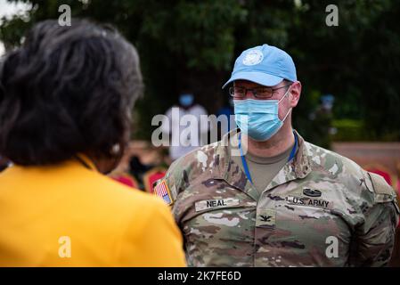 ©Nicolas Remene / le Pictorium/MAXPPP - l'ambasciatrice americaine a l'ONU Linda Thomas-Greenfield lors de la cerimonie organizzazione commemorativa ce dimanche 24 ottobre 2021 au quartier General de la MINUSMA a Bamako au Mali en memoire des casques bleus tombes pour la paix au Mali. La ceremonie s'est tenue en presence d'une deleguation du Conseil de securite des Nations unies qui a rencontre les autorites de la Transition ces jours-ci. La Delegation, est co-dirigee par l'Ambassadeur du Niger aupres des Nations Unies, Abdou Abarry, figlio omologo francais Nicolas de R Foto Stock