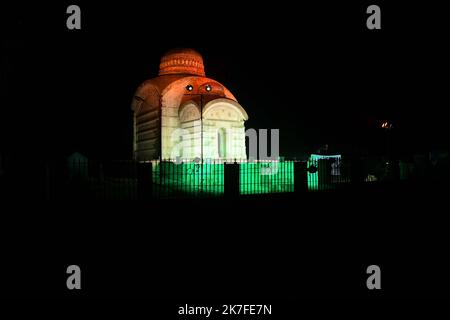 ©Abhisek Saha / le Pictorium/MAXPPP - le Temple de Bhuvaneswari illumine de lumieres tricolores alors que l'Inde a franchi le cap du milliard de vaccins COVID-19, un Agartala. Foto Stock