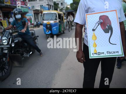 ©Abhisek Saha / le Pictorium/MAXPPP - Des militants de la branche jeunesse du TMC (Trinamool Congress) participant a une manifestation contre la hausse du prix du carburant, devant une station-service a Agartala. Foto Stock