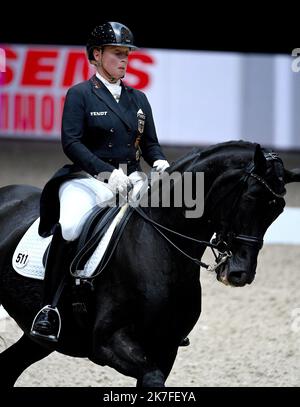 ©PHOTOPQR/LE PROGRES/Richard MOUILLAUD - Chassieu 29/10/2021 - LE 29/10/2021 Coupe du monde de dressage -Equitazione Coupe du monde de dressage Grand Prix Freestyle L' allemande Isabell Werth vainqueur de l' épreuve - FRANCIA, Lione Ott 28 2021 la Coppa del mondo di dressage FEI a Lione Organizzato nell'ambito del Concorso Equestre Internazionale di Lione Longines Equestre (30 ottobre - 3 novembre), regalerà agli spettatori una line-up di piloti prestigiosi, come raramente si è visto nelle gare di dressage francese. Foto Stock