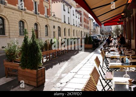 ©PHOTOPQR/LE PARISIEN/Delphine Goldsztejn ; Paris ; 01/11/2021 ; Covid-19 : fin des terrasses éphémères à Paris ce lundi 1er novembre Les terrasses éphémères à Paris, c'est fini. Les bars et restaurants de la capitale qui avaient pu s'étendre sur les trottoirs ou les places de stationnements à la faveur du Covid-19, afin de favoriser les rademblements en extérieur plutôt qu'en intérieur, doivent officiellement faire disparaitre ces Extensions à partir de ce lundi 1er novembre, jusqu'au 1er avril 2022. Rue de Béarn Paris 3ème le 01/11/2021 Photo : Delphine Goldsztejn Paris, France, nov 1st 20 Foto Stock