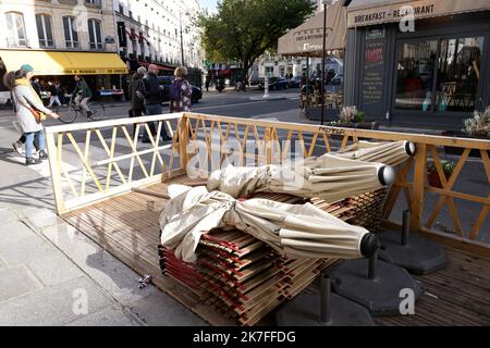 ©PHOTOPQR/LE PARISIEN/Delphine Goldsztejn ; Paris ; 01/11/2021 ; Covid-19 : fin des terrasses éphémères à Paris ce lundi 1er novembre Les terrasses éphémères à Paris, c'est fini. Les bars et restaurants de la capitale qui avaient pu s'étendre sur les trottoirs ou les places de stationnements à la faveur du Covid-19, afin de favoriser les rademblements en extérieur plutôt qu'en intérieur, doivent officiellement faire disparaitre ces Extensions à partir de ce lundi 1er novembre, jusqu'au 1er avril 2022. Rue Castex, 75004 Paris le 01/11/2021 Photo : Delphine Goldsztejn Paris, France, nov 1st 20 Foto Stock