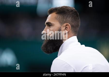 Alexis Sciard / IP3; Parigi, Francia, 1st novembre 2021 - il giocatore francese Benoit Paire siede prima della sua prima partita contro il giocatore spagnolo Pablo Carreno Busta al torneo di tennis Rolex Paris Masters. Foto Stock