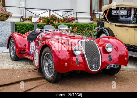 BADEN BADEN BADEN, GERMANIA - LUGLIO 2019: Red ALFA ROMEO 8C 2900B TOURING SPIDER 1937 cabrio roadster, Oldtimer riunione a Kurpark. Foto Stock