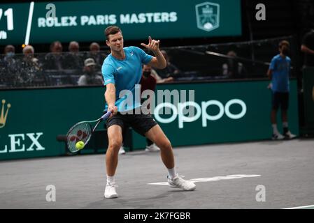 Thierry Larret/Maxppp. Tennis. Rolex Paris Masters. Accorhotels Arena, Parigi (75), le 4 novembre 2021. Dominik KOEPPER (GER) vs Hubert HURKACZ (POL) Foto Stock
