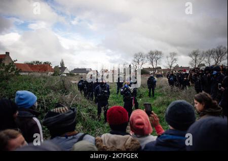 ©Louis Witter / le Pictorium/MAXPPP - Les associations ont empeche ce jeudi 4 novembre 2021 au matin l'exption d'un des campements a Calais en server un petit dejeuner. Au quatrieme jour de la treve hivernale, associatifs et personnes exilees demandent l'arret des expulsions quotidiennes et le relogement des personnes. Foto Stock