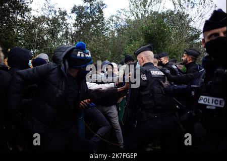 ©Louis Witter / le Pictorium/MAXPPP - Les associations ont empeche ce jeudi 4 novembre 2021 au matin l'exption d'un des campements a Calais en server un petit dejeuner. Au quatrieme jour de la treve hivernale, associatifs et personnes exilees demandent l'arret des expulsions quotidiennes et le relogement des personnes. Foto Stock