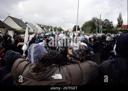 ©Louis Witter / le Pictorium/MAXPPP - Les associations ont empeche ce jeudi 4 novembre 2021 au matin l'exption d'un des campements a Calais en server un petit dejeuner. Au quatrieme jour de la treve hivernale, associatifs et personnes exilees demandent l'arret des expulsions quotidiennes et le relogement des personnes. Foto Stock