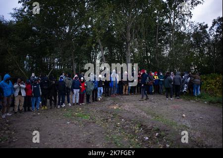 ©Louis Witter / le Pictorium/MAXPPP - Les associations ont empeche ce jeudi 4 novembre 2021 au matin l'exption d'un des campements a Calais en server un petit dejeuner. Au quatrieme jour de la treve hivernale, associatifs et personnes exilees demandent l'arret des expulsions quotidiennes et le relogement des personnes. Foto Stock