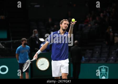 Thierry Larret/Maxppp. Tennis. Rolex Paris Masters. Accorhotels Arena, Parigi (75), le 4 novembre 2021. Sebastian KORDA (Stati Uniti) vs Daniil MEDVEDEV (RUS) Foto Stock