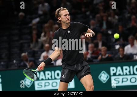 Thierry Larret/Maxppp. Tennis. Rolex Paris Masters. Accorhotels Arena, Parigi (75), le 4 novembre 2021. Sebastian KORDA (Stati Uniti) vs Daniil MEDVEDEV (RUS) Foto Stock