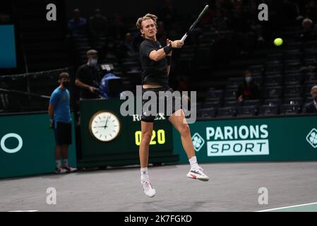 Thierry Larret/Maxppp. Tennis. Rolex Paris Masters. Accorhotels Arena, Parigi (75), le 4 novembre 2021. Sebastian KORDA (Stati Uniti) vs Daniil MEDVEDEV (RUS) Foto Stock