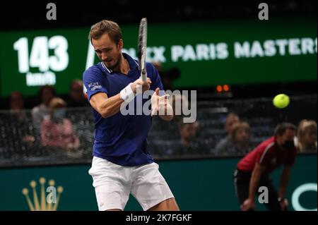 Thierry Larret/Maxppp. Tennis. Rolex Paris Masters. Accorhotels Arena, Parigi (75), le 4 novembre 2021. Sebastian KORDA (Stati Uniti) vs Daniil MEDVEDEV (RUS) Foto Stock