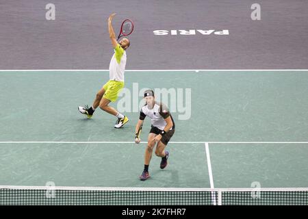 Alexis Sciard / IP3; Parigi, Francia, 7 novembre 2021 - Tim Puetz dalla Germania e Michael Venere dalla Nuova Zelanda in azione durante la loro partita finale doppia contro i giocatori francesi Pierre Hugues Herbert e Nicolas Mahut, al torneo di tennis Rolex Paris Masters. Foto Stock