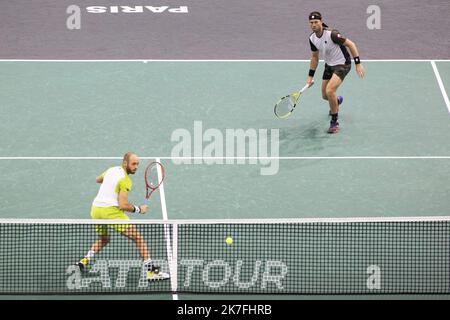 Alexis Sciard / IP3; Parigi, Francia, 7 novembre 2021 - Tim Puetz dalla Germania e Michael Venere dalla Nuova Zelanda in azione durante la loro partita finale doppia contro i giocatori francesi Pierre Hugues Herbert e Nicolas Mahut, al torneo di tennis Rolex Paris Masters. Foto Stock