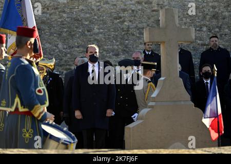©PHOTOPQR/L'EST REPUBLICAIN/ALEXANDRE MARCHI ; COLOMBEY LES DEUX EGLISES ; 09/11/2021 ; POLITIQUE - ELEZIONE PRESIDENZIALE 2022 - 51EME ANNIVERSARIO DE LA MORT DU GENERAL DE GAULLE. Jean CASTEX, Premier ministre, sur la tombe du Général de GAULLE dans le cimetière de Colombey-les-Deux-Eglises. Colombey Les Deux Eglises, Francia, nov 9th 2021. 51th° anniversario della morte del generale De Gaulle Foto Stock