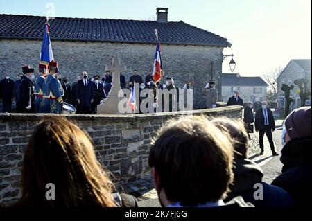 ©PHOTOPQR/L'EST REPUBLICAIN/ALEXANDRE MARCHI ; COLOMBEY LES DEUX EGLISES ; 09/11/2021 ; POLITIQUE - ELEZIONE PRESIDENZIALE 2022 - 51EME ANNIVERSARIO DE LA MORT DU GENERAL DE GAULLE. Jean CASTEX, Premier ministre, sur la tombe du Général de GAULLE dans le cimetière de Colombey-les-Deux-Eglises. Colombey Les Deux Eglises, Francia, nov 9th 2021. 51th° anniversario della morte del generale De Gaulle Foto Stock