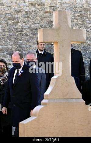 ©PHOTOPQR/L'EST REPUBLICAIN/ALEXANDRE MARCHI ; COLOMBEY LES DEUX EGLISES ; 09/11/2021 ; POLITIQUE - ELEZIONE PRESIDENZIALE 2022 - 51EME ANNIVERSARIO DE LA MORT DU GENERAL DE GAULLE. Jean CASTEX, Premier ministre, sur la tombe du Général de GAULLE dans le cimetière de Colombey-les-Deux-Eglises. Colombey Les Deux Eglises, Francia, nov 9th 2021. 51th° anniversario della morte del generale De Gaulle Foto Stock