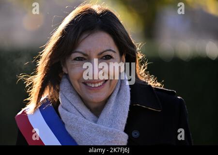 ©PHOTOPQR/L'EST REPUBLICAIN/ALEXANDRE MARCHI ; COLOMBEY LES DEUX EGLISES ; 09/11/2021 ; POLITIQUE - ELEZIONE PRESIDENZIALE 2022 - 51EME ANNIVERSARIO DE LA MORT DU GENERAL DE GAULLE. Anne HIDALGO, maire de Paris et candidate à l'élection présidentielle de 2022 dans le cimetière de Colombey-les-Deux-Eglises. Colombey Les Deux Eglises, Francia, nov 9th 2021. 51th° anniversario della morte del generale De Gaulle Foto Stock