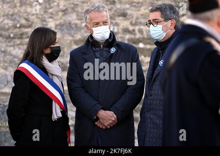 ©PHOTOPQR/L'EST REPUBLICAIN/ALEXANDRE MARCHI ; COLOMBEY LES DEUX EGLISES ; 09/11/2021 ; POLITIQUE - ELEZIONE PRESIDENZIALE 2022 - 51EME ANNIVERSARIO DE LA MORT DU GENERAL DE GAULLE. Anne HIDALGO, maire de Paris et candidate à l'élection présidentielle de 2022, Hervé GAYMARD et Jean ROTTNER dans le cimetière de Colombey-les-Deux-Eglises. Colombey Les Deux Eglises, Francia, nov 9th 2021. 51th° anniversario della morte del generale De Gaulle Foto Stock