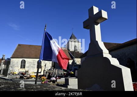 ©PHOTOPQR/L'EST REPUBLICAIN/ALEXANDRE MARCHI ; COLOMBEY LES DEUX EGLISES ; 09/11/2021 ; POLITIQUE - ELEZIONE PRESIDENZIALE 2022 - 51EME ANNIVERSARIO DE LA MORT DU GENERAL DE GAULLE. Un drapeau francais dans le cimetière de Colombey-les-Deux-Eglises près de la tombe du Général de GAULLE. Colombey Les Deux Eglises, Francia, nov 9th 2021. 51th° anniversario della morte del generale De Gaulle Foto Stock