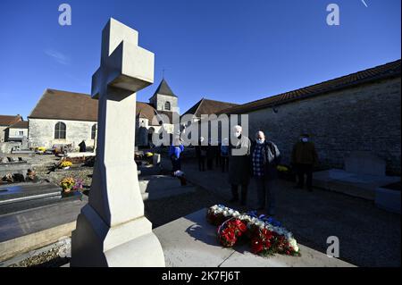 ©PHOTOPQR/L'EST REPUBLICAIN/ALEXANDRE MARCHI ; COLOMBEY LES DEUX EGLISES ; 09/11/2021 ; POLITIQUE - ELEZIONE PRESIDENZIALE 2022 - 51EME ANNIVERSARIO DE LA MORT DU GENERAL DE GAULLE. Des anonymes, dans le cimetière de Colombey-les-Deux-Eglises, se recueillent sur la tombe du Général de GAULLE Colombey Les Deux Eglises, Francia, nov 9th 2021. 51th° anniversario della morte del generale De Gaulle Foto Stock