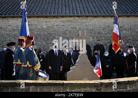 ©PHOTOPQR/L'EST REPUBLICAIN/ALEXANDRE MARCHI ; COLOMBEY LES DEUX EGLISES ; 09/11/2021 ; POLITIQUE - ELEZIONE PRESIDENZIALE 2022 - 51EME ANNIVERSARIO DE LA MORT DU GENERAL DE GAULLE. Jean CASTEX, Premier ministre, sur la tombe du Général de GAULLE dans le cimetière de Colombey-les-Deux-Eglises. Colombey Les Deux Eglises, Francia, nov 9th 2021. 51th° anniversario della morte del generale De Gaulle Foto Stock