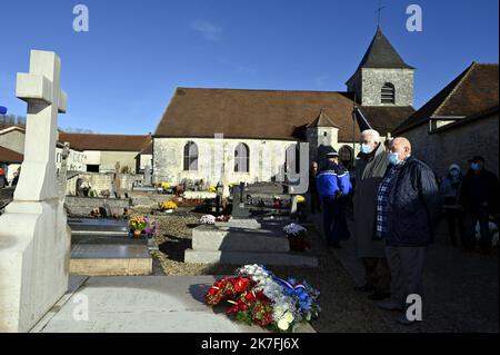 ©PHOTOPQR/L'EST REPUBLICAIN/ALEXANDRE MARCHI ; COLOMBEY LES DEUX EGLISES ; 09/11/2021 ; POLITIQUE - ELEZIONE PRESIDENZIALE 2022 - 51EME ANNIVERSARIO DE LA MORT DU GENERAL DE GAULLE. Des anonymes, dans le cimetière de Colombey-les-Deux-Eglises, se recueillent sur la tombe du Général de GAULLE Colombey Les Deux Eglises, Francia, nov 9th 2021. 51th° anniversario della morte del generale De Gaulle Foto Stock