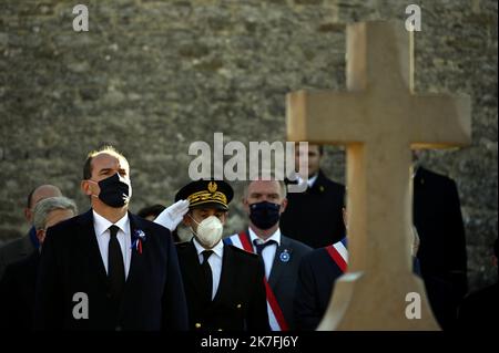 ©PHOTOPQR/L'EST REPUBLICAIN/ALEXANDRE MARCHI ; COLOMBEY LES DEUX EGLISES ; 09/11/2021 ; POLITIQUE - ELEZIONE PRESIDENZIALE 2022 - 51EME ANNIVERSARIO DE LA MORT DU GENERAL DE GAULLE. Jean CASTEX, Premier ministre, sur la tombe du Général de GAULLE dans le cimetière de Colombey-les-Deux-Eglises. Colombey Les Deux Eglises, Francia, nov 9th 2021. 51th° anniversario della morte del generale De Gaulle Foto Stock