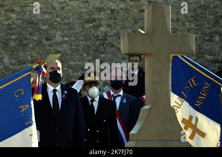 ©PHOTOPQR/L'EST REPUBLICAIN/ALEXANDRE MARCHI ; COLOMBEY LES DEUX EGLISES ; 09/11/2021 ; POLITIQUE - ELEZIONE PRESIDENZIALE 2022 - 51EME ANNIVERSARIO DE LA MORT DU GENERAL DE GAULLE. Jean CASTEX, Premier ministre, sur la tombe du Général de GAULLE dans le cimetière de Colombey-les-Deux-Eglises. Colombey Les Deux Eglises, Francia, nov 9th 2021. 51th° anniversario della morte del generale De Gaulle Foto Stock