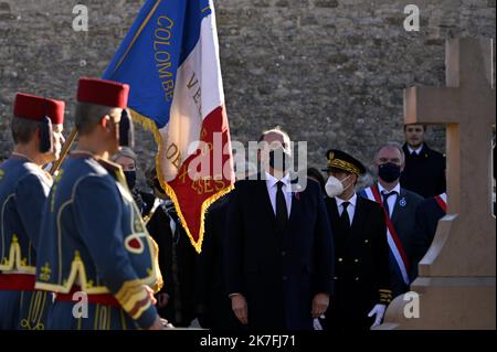 ©PHOTOPQR/L'EST REPUBLICAIN/ALEXANDRE MARCHI ; COLOMBEY LES DEUX EGLISES ; 09/11/2021 ; POLITIQUE - ELEZIONE PRESIDENZIALE 2022 - 51EME ANNIVERSARIO DE LA MORT DU GENERAL DE GAULLE. Jean CASTEX, Premier ministre, sur la tombe du Général de GAULLE dans le cimetière de Colombey-les-Deux-Eglises. Colombey Les Deux Eglises, Francia, nov 9th 2021. 51th° anniversario della morte del generale De Gaulle Foto Stock