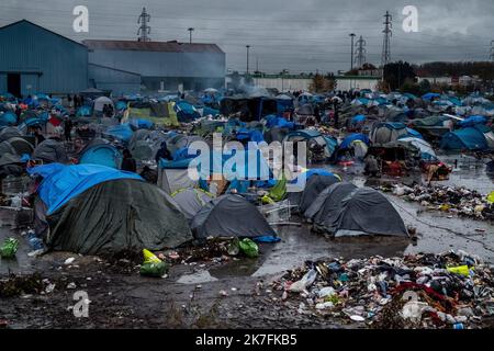 ©Michael Bunel / le Pictorium/MAXPPP - Vue generale du camp de grande Synthe. Plus de 1000 personnes, majoritairement d'origine Kurde s'entassent dans ce camp insalubre. Le camp est situe en face de la zone commerciale d'Auchan. 13 novembre 2021. Grande Synthe, Francia Foto Stock