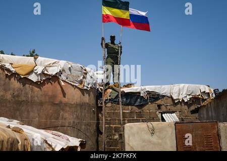 ©Nicolas Remene / le Pictorium/MAXPPP - Aboubacar Kane, 49 ans est monte sur le toit de sa maison dans le quartier de Badalabougou a Bamako le 3 novembre 2021 ou il pose fierement en habitations militaires tenant dans ses Mains le drapeau russe a cote d'un drapeau ethiopien. Il est russofile depuis figlio più l'età della jeune, grande ammiratore de Poutine. Foto Stock