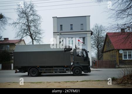 ©PHOTOPQR/VOIX DU NORD/PIERRE ROUANET ; 17/11/2021 ; 17/11/2021. Reportage sur la crise humanitaire des migrants massés à la frontière Poologne-Biélorussie. Un camion militaire à Michalowo. FOTO PIERRE ROUANET LA VOIX DU NORD - confine Bielorussia-Polonia: La crisi migrante Foto Stock